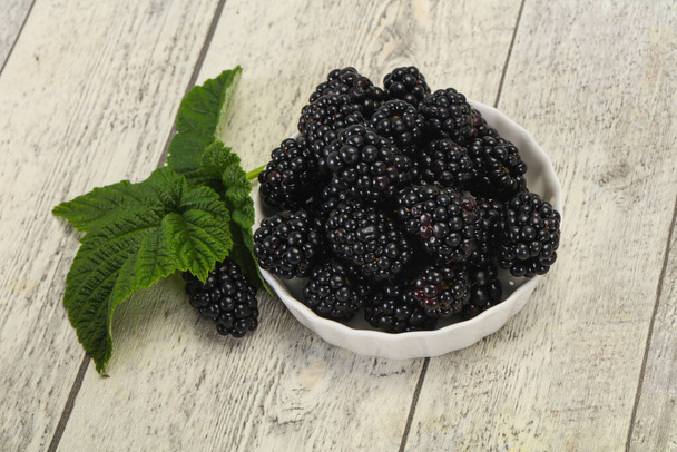 Γλυκό νόστιμο ώριμο σωρό Blackberry με φύλλα - Φωτογραφία, εικόνα
