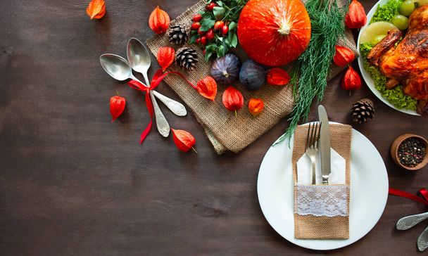 Ünnepi asztalterítés sütőtökkel, őszi levelekkel és szezonális őszi dekorációval. Őszi stílusú asztal beállítás.Másolás tér. - Fotó, kép