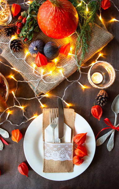 Cenário de mesa festivo com abóbora, folhas de outono e decoração de outono sazonal. Configuração de tabela de estilo outono com guirlanda. - Foto, Imagem