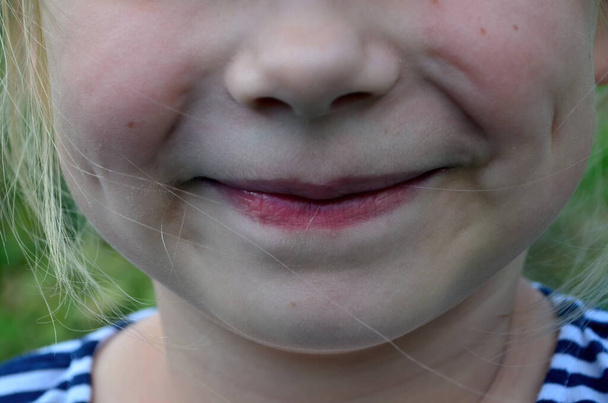 Una giovane ragazza che mostra il suo nuovo gap. Ragazzina sorridente senza denti da latte, primo piano - Foto, immagini
