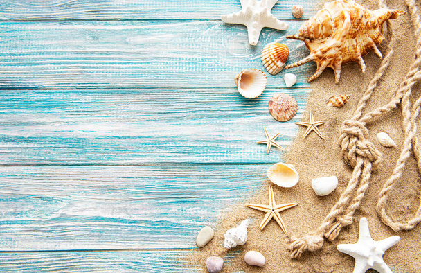 Сережки на піску. Морський літній відпочинок фон з місцем для тексту. Вид зверху
 - Фото, зображення
