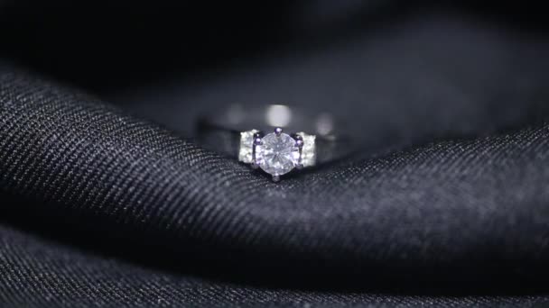 šperky diamantový prsten na černém pozadí. - Záběry, video