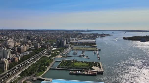 Vista aérea del horizonte de Manhattan con el bajo Manhattan en un gran barco atracado en la Terminal de Contenedores Red Hook Brooklyn, Nueva York, EE.UU. - Metraje, vídeo