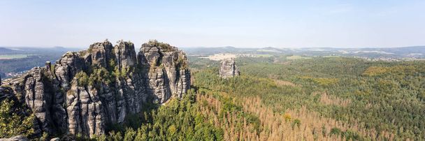 スイスのサクソンのシュランムシュタイン岩のパノラマビュー。ザクセン州。ドイツ - 写真・画像