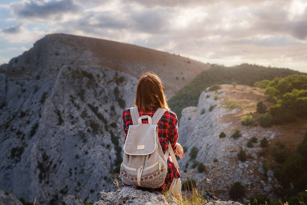 Wanderinnen genießen die Aussicht auf die Felswand des Sonnenuntergangs. Idee des Ökotourismus Reisen. Discovery Travel Destination Konzept - Foto, Bild