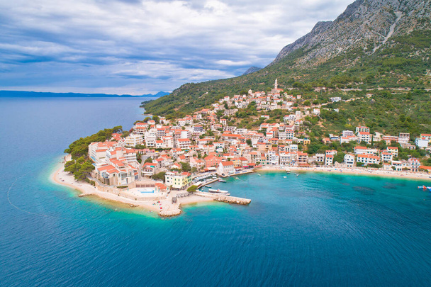 Village d'Igrane sur la riviera de Makarska et la montagne Biokovo vue aérienne sur la mer, région de Dalmatie en Croatie - Photo, image
