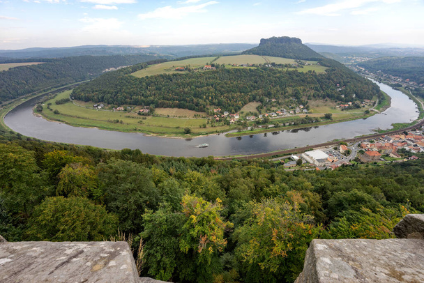Vista desde la fortaleza de Koenigstein a una curva del río Elba en Sajonia Suiza. Alemania - Foto, Imagen