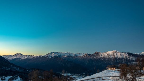 Закат в горах между Словенией и Италией в морозный зимний день - Фото, изображение