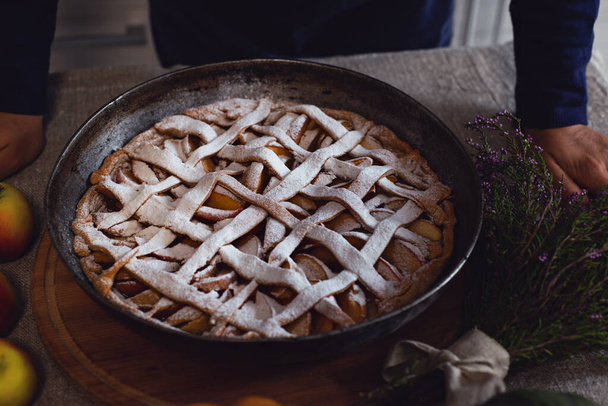 Vorbereitung, Erntedankfest. Traditioneller Apfelkuchen. Nahaufnahme eines mit weißem Puderzucker bestreuten Kuchens. - Foto, Bild