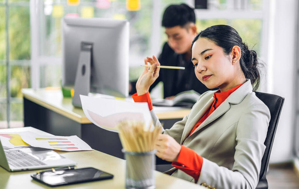Biznes azjatycka kobieta pracuje z laptopem computer.creative ludzi biznesu planuje w nowoczesnej pracy loft - Zdjęcie, obraz