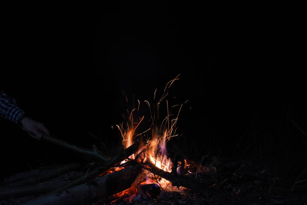 feu de camp la nuit avec une longue flamme et des étincelles - Photo, image