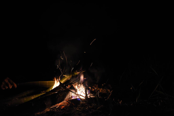 fogata en la noche con llama larga y chispas - Foto, imagen