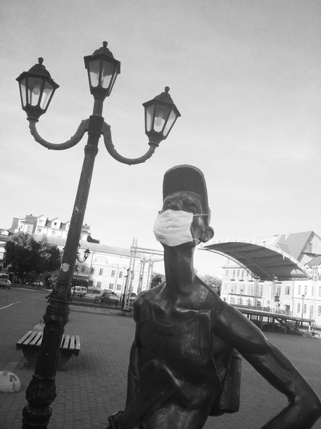 Železný turista, symbol cestovního ruchu a pandemie, Kamenets-Podolsky, Ukrajina  - Fotografie, Obrázek