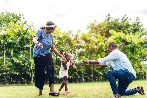 Portré a boldog szerelem fekete család afro-amerikai apa és anya kis afrikai lány gyermek mosolygós fut, és szórakozás pillanatok jó idő nyári park otthon - Fotó, kép