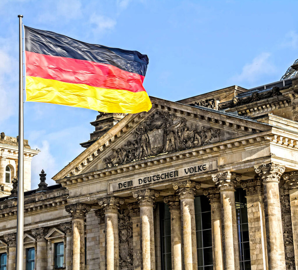 Das Reichstagsgebäude in Berlin: Deutscher Bundestag - Foto, Bild