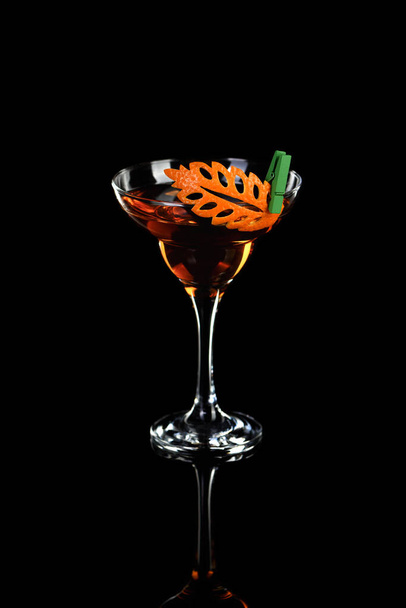 Art en orange- sculpture de fruits. Comment faire à la conception de garniture d'agrumes pour une boisson. Cocktail Rob Roy. Boissons à base de whisky. - Photo, image