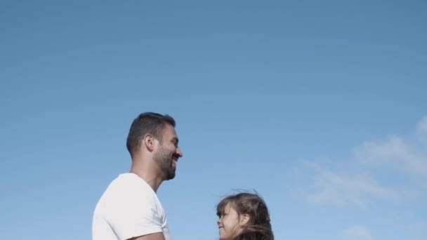 Активный взволнованный папа качает маленькую дочь - Кадры, видео