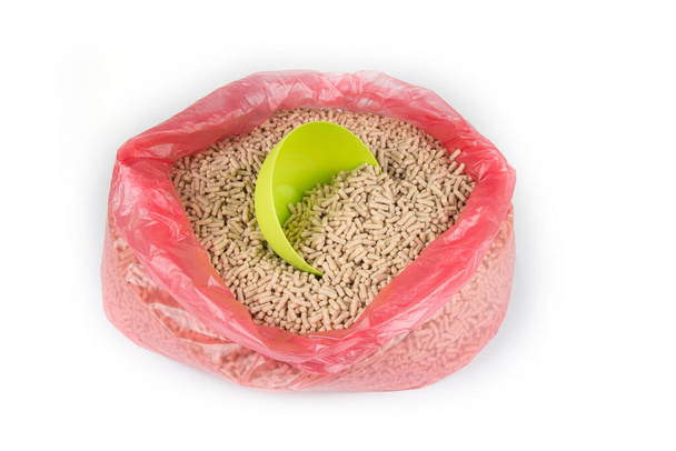 Bolsa de comida de animales granulados sobre un blanco - Foto, Imagen