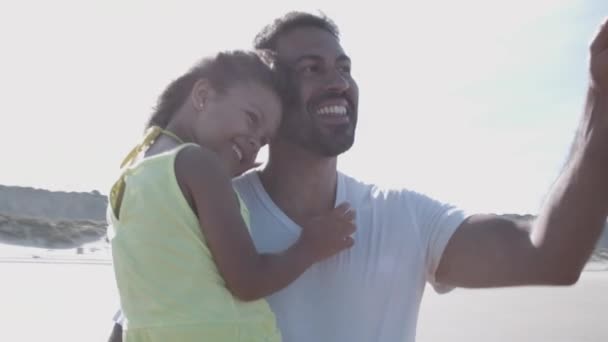 Веселый папа держит маленькую дочь на руках - Кадры, видео