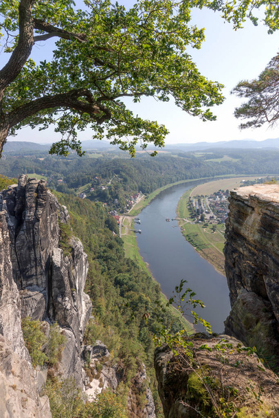Θέα από Bastei βράχους στον ποταμό Έλβα στη Σαξονία Ελβετίας. Γερμανία - Φωτογραφία, εικόνα