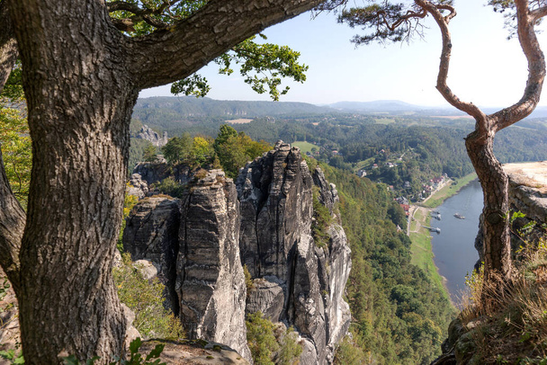 Kilátás Bastei sziklák a folyóra Elba Szászországban Svájc. Németország - Fotó, kép