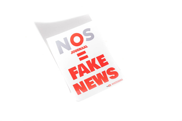 La Haya, Países Bajos - 26 de septiembre de 2020: Una etiqueta de NOS (transmisión nacional de noticias) equivale a noticias falsas - Foto, imagen