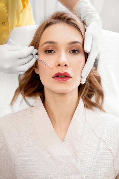 Corrección inyecciones forma de labios. Spa belleza facial rejuvenecimiento - Foto, Imagen