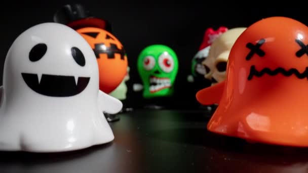 Juguetes de halloween de plástico con primer plano de cráneo verde - Metraje, vídeo