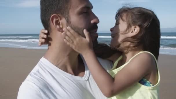 Щасливий батько стоїть на океанічному пляжі
 - Кадри, відео