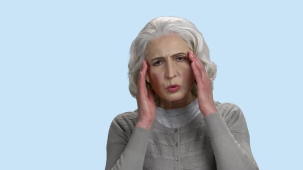 Starší žena trpí bolestí hlavy. - Záběry, video