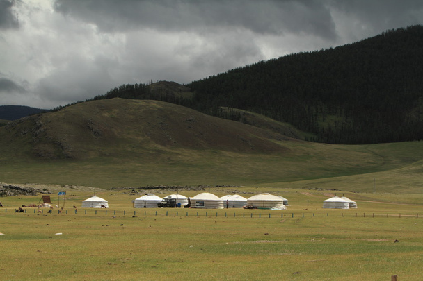 Village de yourtes dans la steppe mongolienne
 - Photo, image