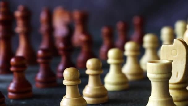 Schaken close-up, bewegende figuren en schaakbord, schaakmat houten figuren - Video