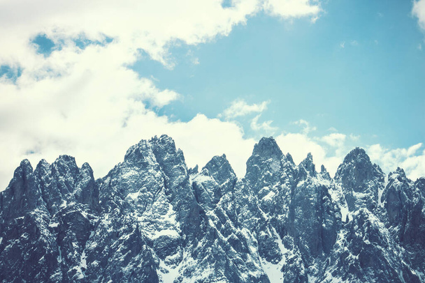 Hintergrundbild der wilden Winterberge, Vorderansicht der italienischen Dolomiten - Foto, Bild