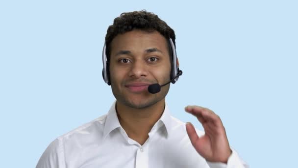Portret van een jonge mannelijke customer service operator. - Video