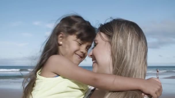 Glückliche Mutter steht am Strand - Filmmaterial, Video