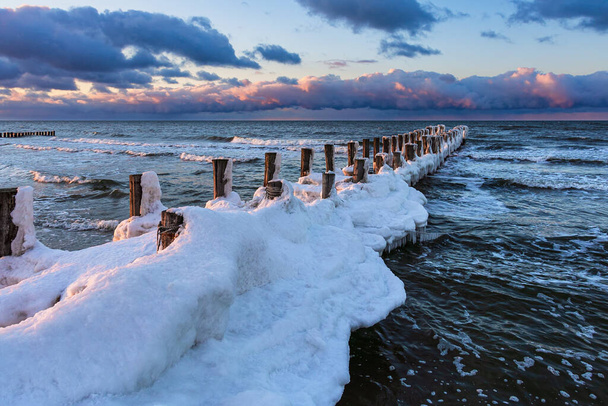 Groyne a Balti-tenger partján télen Zingstben, Németországban. - Fotó, kép