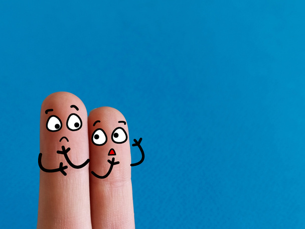 Zwei Finger sind als zwei Personen dekoriert. Sie reden miteinander. Sie sorgen sich um soziale Fragen. - Foto, Bild