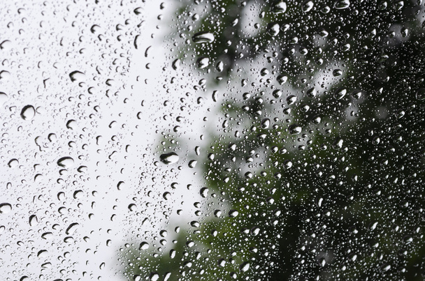 Gotas de lluvia en el cristal de la ventana en el día lluvioso - Foto, Imagen