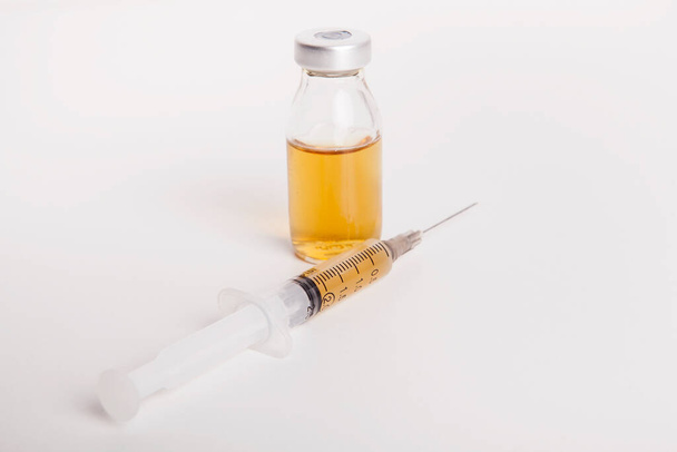 Syringe and medicine bottle on white background. - Foto, afbeelding