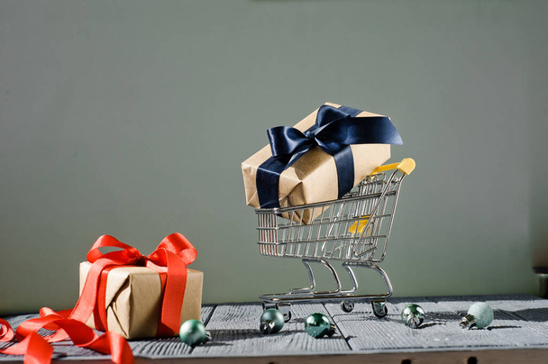 Gift Box from many small paper in a cart, Concept Online shopping an gifts for special day. - Foto, Imagem