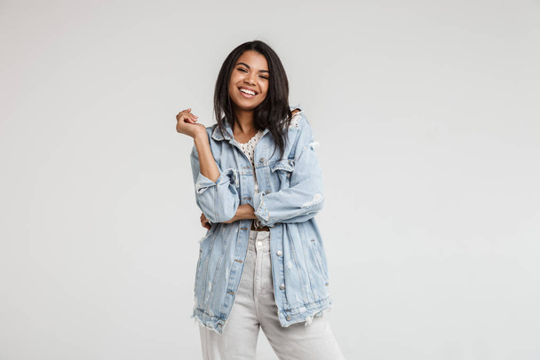 Attractive african american woman wearing casual clothes standing isolated over gray background, posing - Zdjęcie, obraz