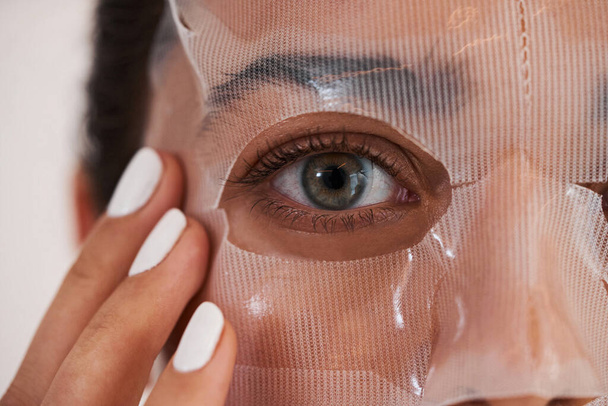 Woman adjusting the mask in the eye area - Фото, зображення