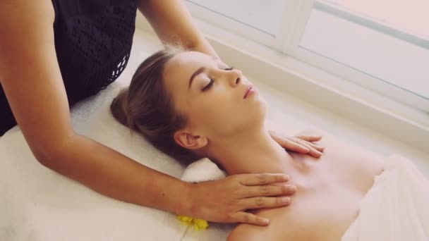 Frau bekommt Schultermassage vom Therapeuten. - Filmmaterial, Video
