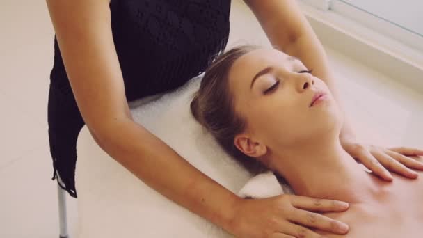 Жінка отримує спа-масаж плеча терапевтом
. - Кадри, відео