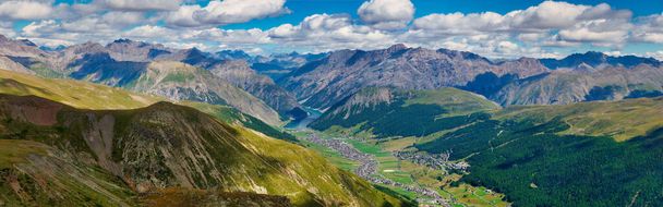 Panoramik çekim Livigno Village Peyzaj İtalya Alpleri yaz aylarında yukarıdan büyüleyici manzara - Fotoğraf, Görsel