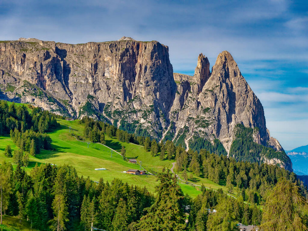 Vista de la montaña Sciliar en verano alpe di siusi dolomita italia. - Foto, Imagen