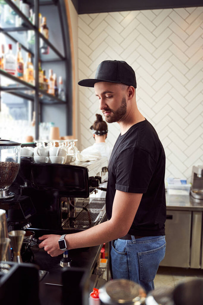 masculino barista trabalho no café máquina - Foto, Imagem