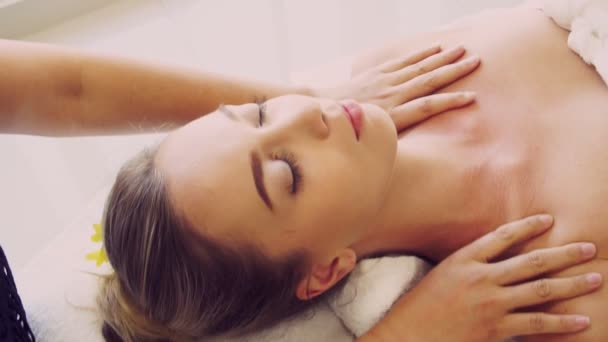 Mujer consigue hombro masaje spa por terapeuta. - Imágenes, Vídeo
