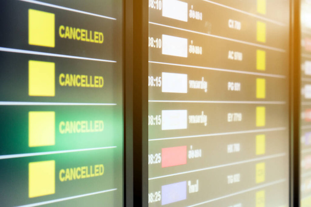 Blokada lotniska - zbliżenie panelu billboardowego lotniska z odwołanymi lotami na lotnisku w Suvarnabhumi podczas epidemii COVID-19.  - Zdjęcie, obraz