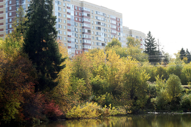 Autumn Park im město a jezero, krásná světlá krajina, venkovní - Fotografie, Obrázek